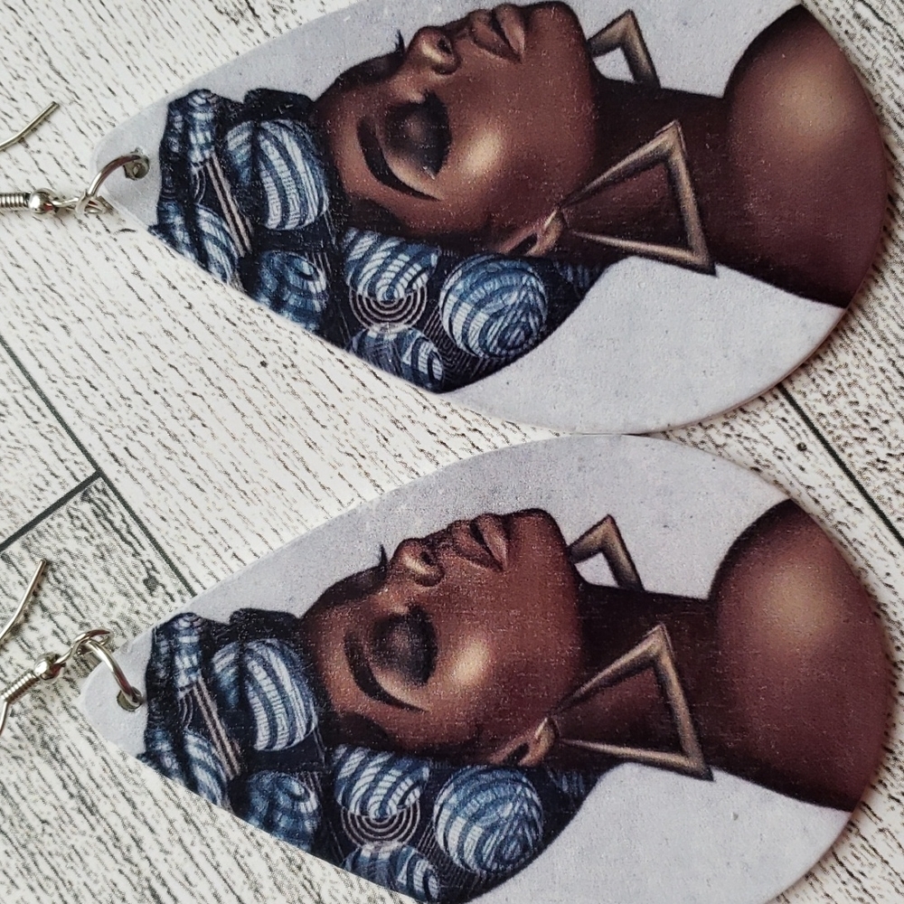 Drop Earrings made of light wood, African American Female